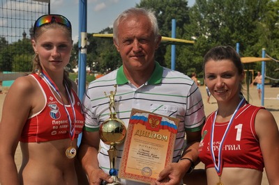 Ирина Кузовникова и Юлия Головина с тренером Сергеем Кузнецовым